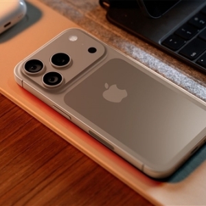 iPhone 17 Pro系列将采用横向延伸的相机模组，虽然三镜头排列方式仍维持 ...