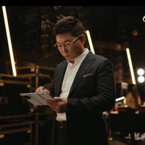 华为Mate XTs非凡大师新增白色，整体设计语言跟上代保持一致